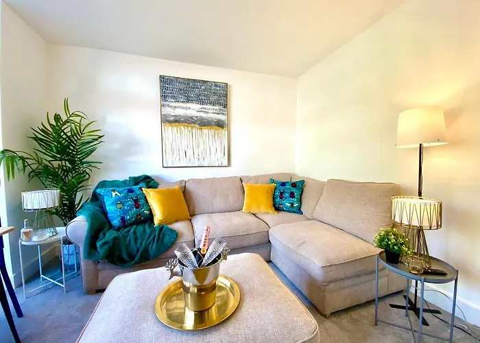 2 Min Walk To The Best Beach! Stunning Newly Refurbished Stylish 2 Bedroom Apartment! - Great Location - Free Parking - Fast Wifi - Smart Tv - Sleeps Up To 4! Close To Bournemouth & Poole Town Centre & Sandbanks