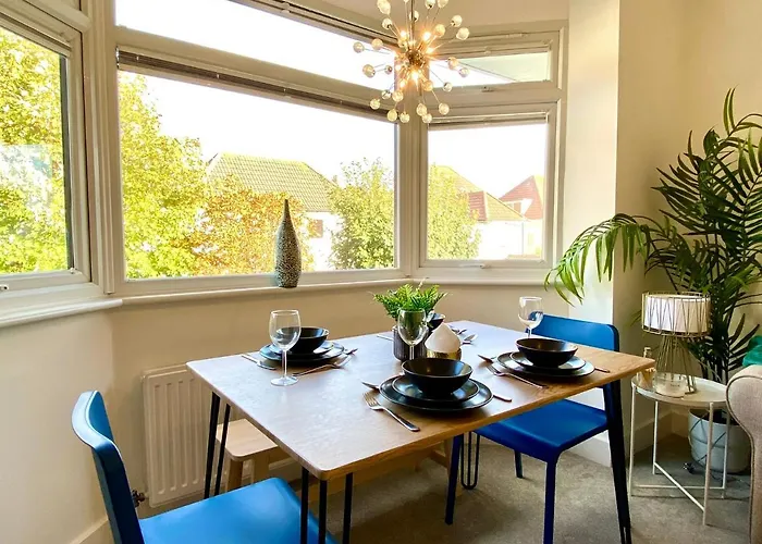 2 Min Walk To The Best Beach! Stunning Newly Refurbished Stylish 2 Bedroom Apartment! - Great Location - Free Parking - Fast Wifi - Smart Tv - Sleeps Up To 4! Close To Bournemouth & Poole Town Centre & Sandbanks