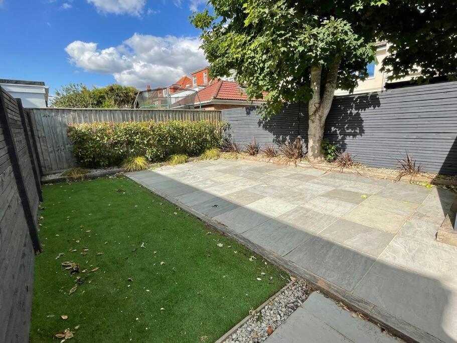 2 Min Walk To The Beach! Stunning Newly Refurbished Stylish 2 Bedroom Apartment! - Great Location - Free Parking - Fast Wifi - Smart Tv - Sleeps Up To 4! Close To & Poole Town Centre & Sandbanks Bournemouth