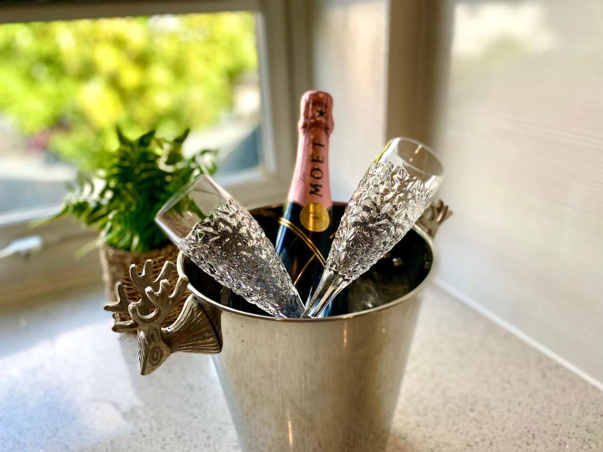 2 Min Walk To The Beach! Stunning Newly Refurbished Stylish 2 Bedroom Apartment! - Great Location - Free Parking - Fast Wifi - Smart Tv - Sleeps Up To 4! Close To & Poole Town Centre & Sandbanks Apartamento *