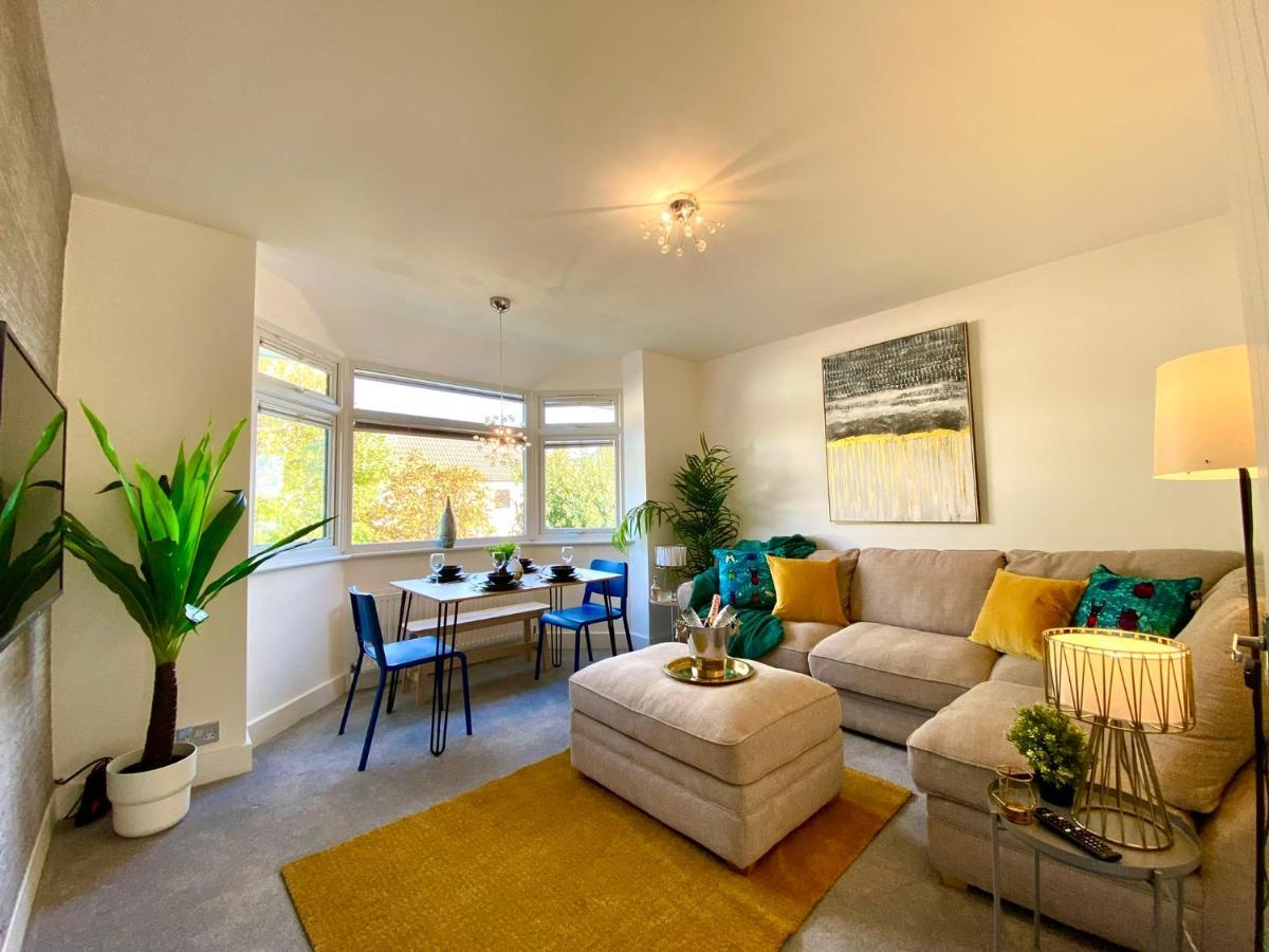 2 Min Walk To The Beach! Stunning Newly Refurbished Stylish 2 Bedroom Apartment! - Great Location - Free Parking - Fast Wifi - Smart Tv - Sleeps Up To 4! Close To & Poole Town Centre & Sandbanks * Bournemouth