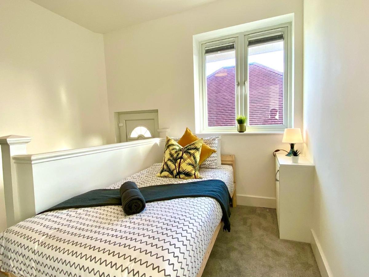 2 Min Walk To The Beach! Stunning Newly Refurbished Stylish 2 Bedroom Apartment! - Great Location - Free Parking - Fast Wifi - Smart Tv - Sleeps Up To 4! Close To & Poole Town Centre & Sandbanks Apartamento