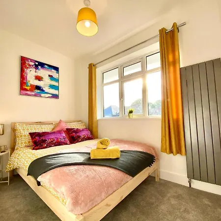 Seaside Serenity: Stylish 2-Bedroom Near Bournemouth's Best Beach Exterior photo