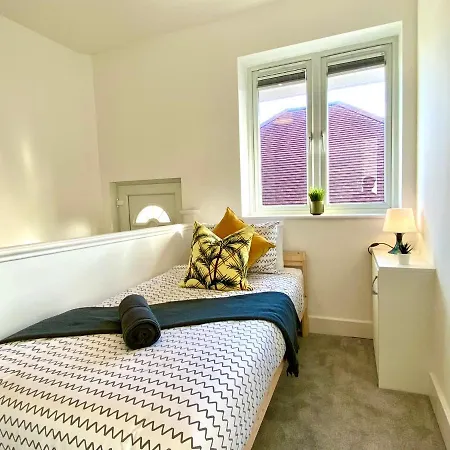 Seaside Serenity: Stylish 2-Bedroom Near Bournemouth's Best Beach Exterior photo
