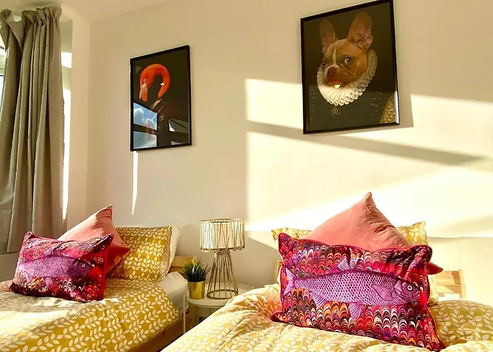 2 Min Walk To The Best Beach! Stunning Newly Refurbished Stylish 2 Bedroom Apartment! - Great Location - Free Parking - Fast Wifi - Smart Tv - Sleeps Up To 4! Close To Bournemouth & Poole Town Centre & Sandbanks