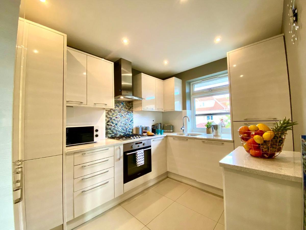 Apartment 2 Min Walk To The Beach! Stunning Newly Refurbished Stylish 2 Bedroom Apartment! - Great Location - Free Parking - Fast Wifi - Smart Tv - Sleeps Up To 4! Close To & Poole Town Centre & Sandbanks