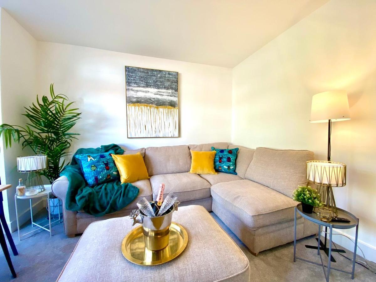 Seaside Serenity: Stylish 2-bedroom Near Bournemouth's Apartment