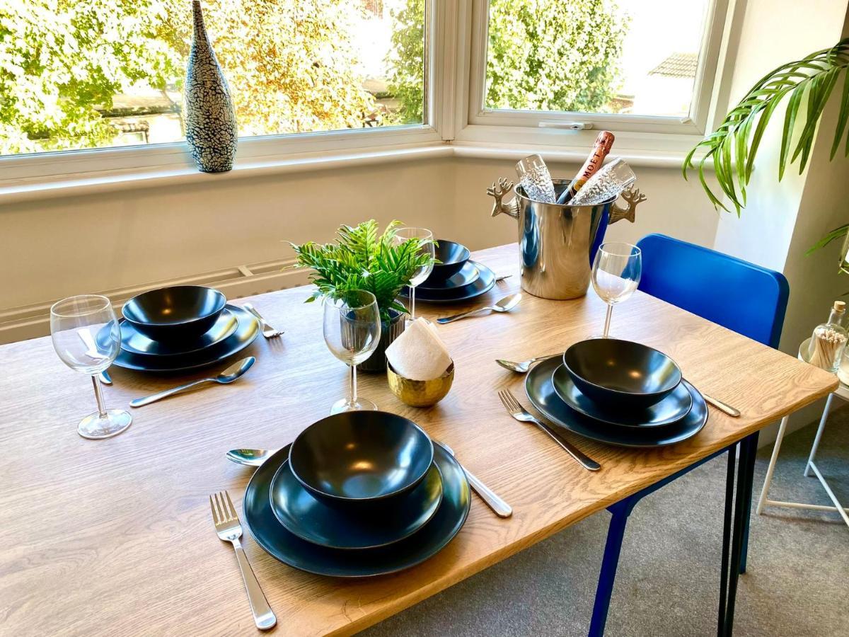 Apartment 2 Min Walk To The Beach! Stunning Newly Refurbished Stylish 2 Bedroom Apartment! - Great Location - Free Parking - Fast Wifi - Smart Tv - Sleeps Up To 4! Close To & Poole Town Centre & Sandbanks *
