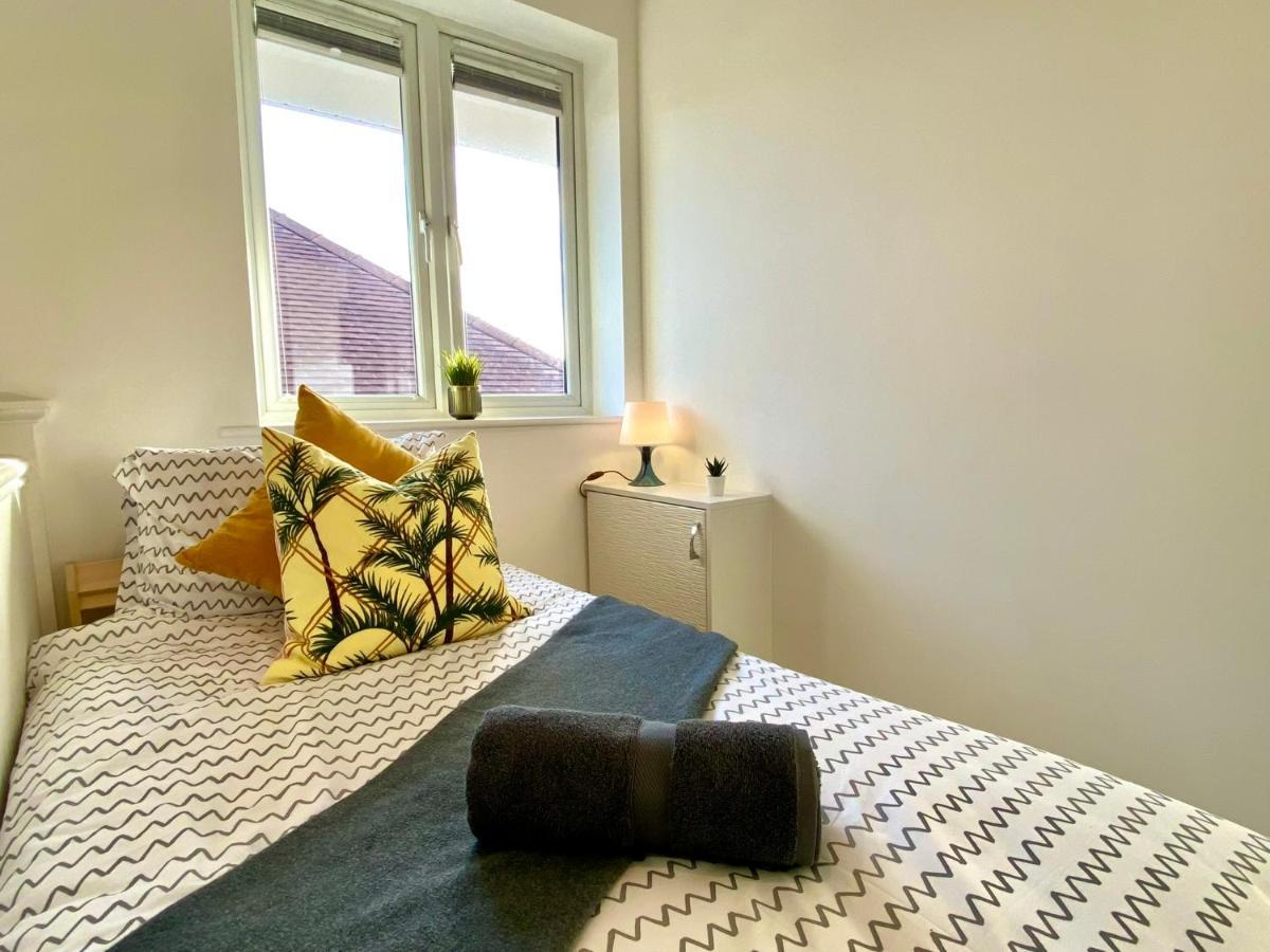 2 Min Walk To The Beach! Stunning Newly Refurbished Stylish 2 Bedroom Apartment! - Great Location - Free Parking - Fast Wifi - Smart Tv - Sleeps Up To 4! Close To & Poole Town Centre & Sandbanks Apartment *