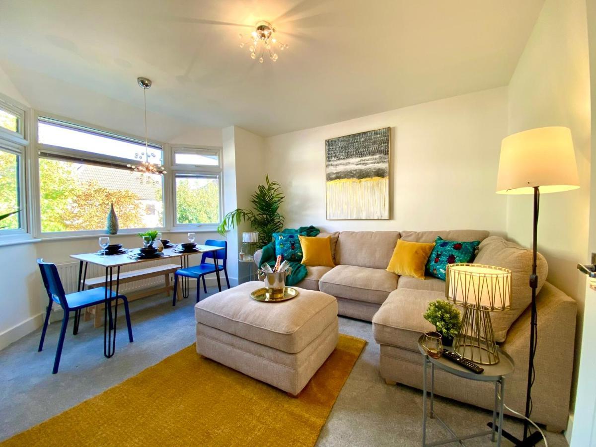 2 Min Walk To The Beach! Stunning Newly Refurbished Stylish 2 Bedroom Apartment! - Great Location - Free Parking - Fast Wifi - Smart Tv - Sleeps Up To 4! Close To & Poole Town Centre & Sandbanks Apartment Bournemouth